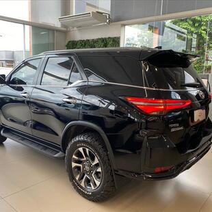 Toyota HILUX SW4 2.8 D-4D TURBO DIESEL SRX PLATINUM 7L 4X4 AUTOMÁTICO