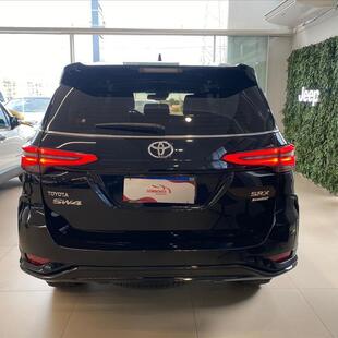 Toyota HILUX SW4 2.8 D-4D TURBO DIESEL SRX PLATINUM 7L 4X4 AUTOMÁTICO