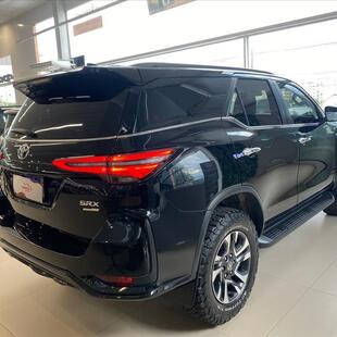 Toyota HILUX SW4 2.8 D-4D TURBO DIESEL SRX PLATINUM 7L 4X4 AUTOMÁTICO