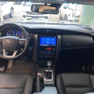 Toyota HILUX SW4 2.8 D-4D TURBO DIESEL SRX PLATINUM 7L 4X4 AUTOMÁTICO