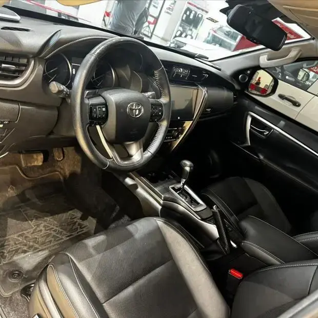 Toyota HILUX SW4 2.8 D-4D TURBO DIESEL SRX PLATINUM 7L 4X4 AUTOMÁTICO