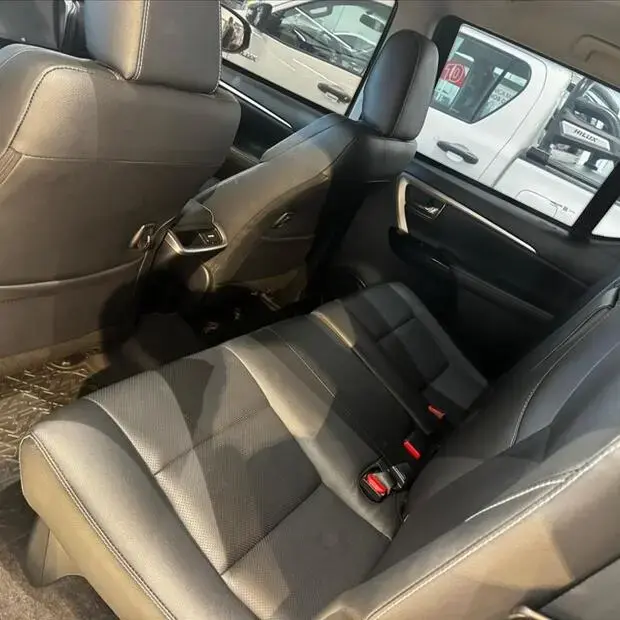 Toyota HILUX SW4 2.8 D-4D TURBO DIESEL SRX PLATINUM 7L 4X4 AUTOMÁTICO