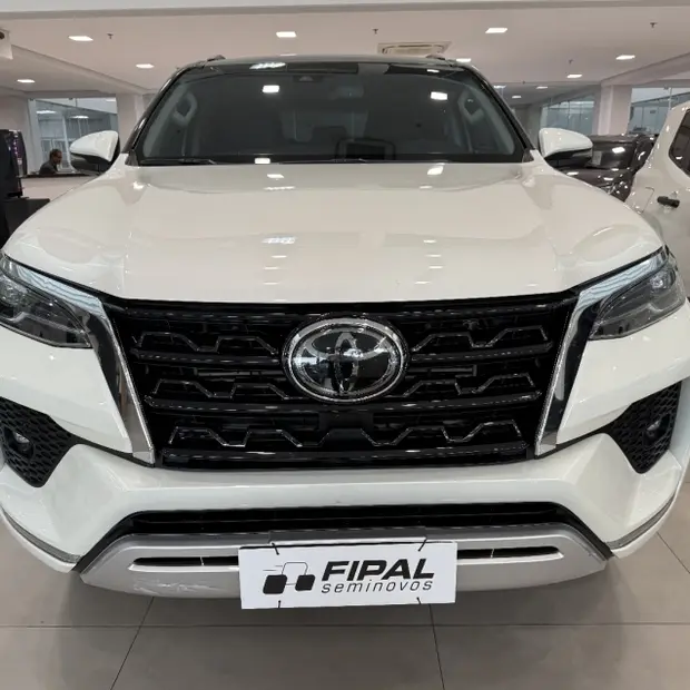 Toyota HILUX SW4 2.8 D-4D TURBO DIESEL SRX 4X4 AUTOMÁTICO