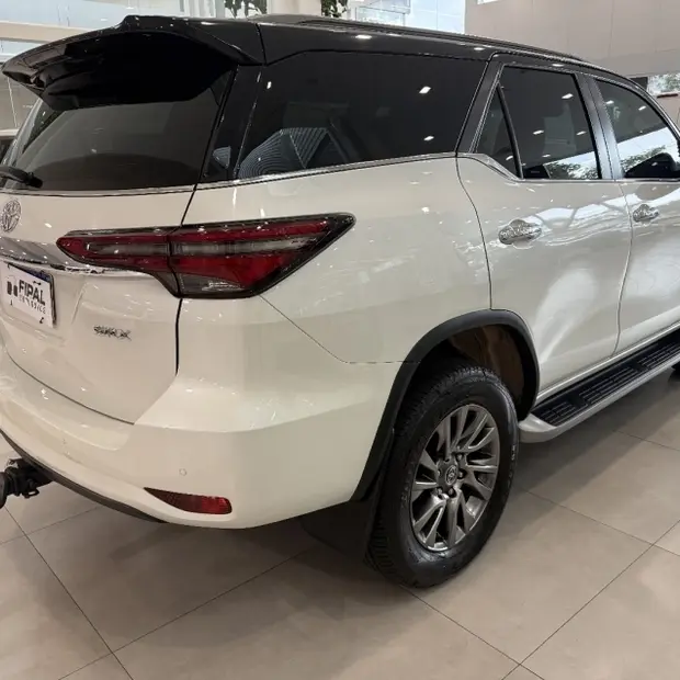 Toyota HILUX SW4 2.8 D-4D TURBO DIESEL SRX 4X4 AUTOMÁTICO