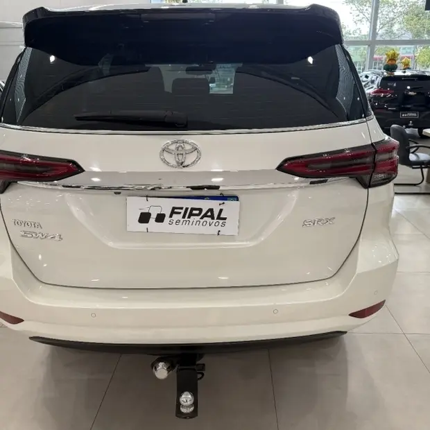 Toyota HILUX SW4 2.8 D-4D TURBO DIESEL SRX 4X4 AUTOMÁTICO