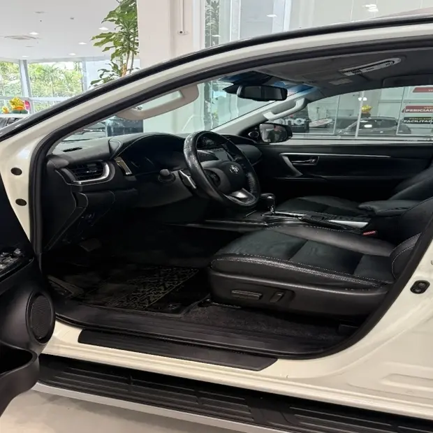 Toyota HILUX SW4 2.8 D-4D TURBO DIESEL SRX 4X4 AUTOMÁTICO