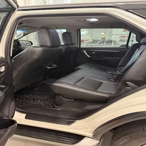 Toyota HILUX SW4 2.8 D-4D TURBO DIESEL SRX 4X4 AUTOMÁTICO