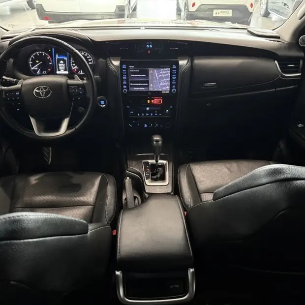 Toyota HILUX SW4 2.8 D-4D TURBO DIESEL SRX 4X4 AUTOMÁTICO