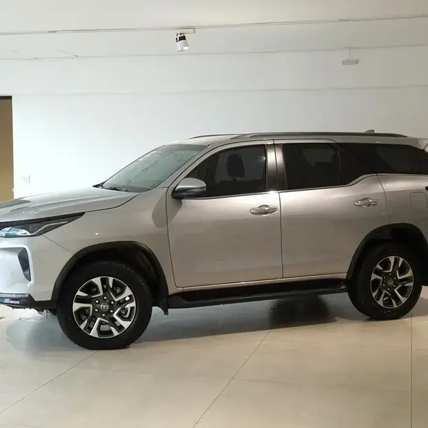 Toyota HILUX SW4 2.8 D-4D TURBO DIESEL SRX PLATINUM 7L 4X4 AUTOMÁTICO