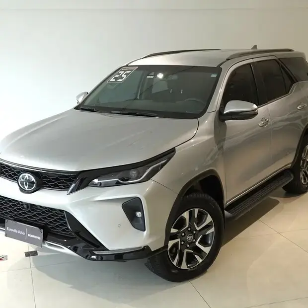 Toyota HILUX SW4 2.8 D-4D TURBO DIESEL SRX PLATINUM 7L 4X4 AUTOMÁTICO