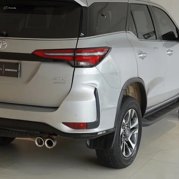 Toyota HILUX SW4 2.8 D-4D TURBO DIESEL SRX PLATINUM 7L 4X4 AUTOMÁTICO