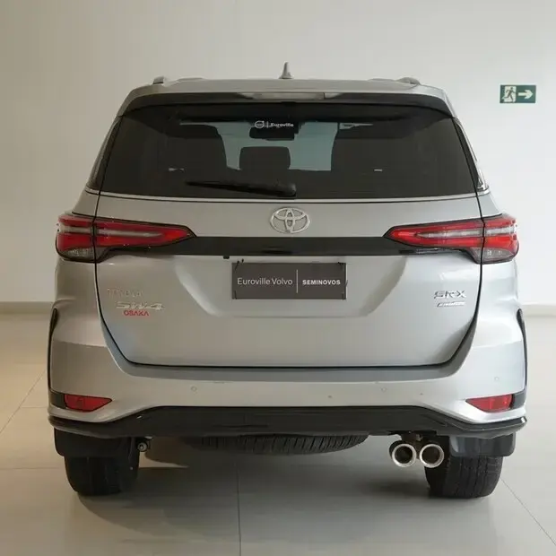 Toyota HILUX SW4 2.8 D-4D TURBO DIESEL SRX PLATINUM 7L 4X4 AUTOMÁTICO