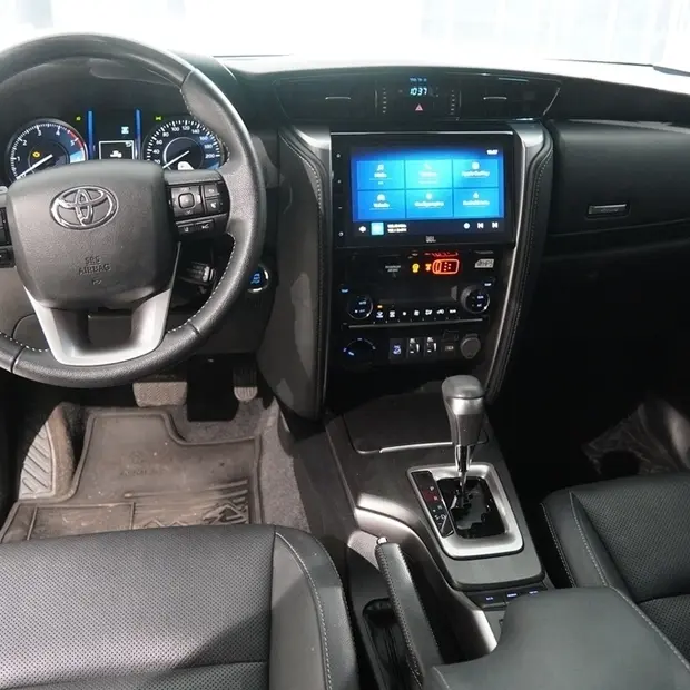 Toyota HILUX SW4 2.8 D-4D TURBO DIESEL SRX PLATINUM 7L 4X4 AUTOMÁTICO