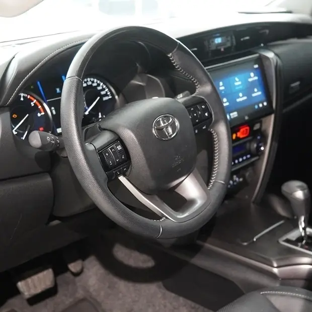 Toyota HILUX SW4 2.8 D-4D TURBO DIESEL SRX PLATINUM 7L 4X4 AUTOMÁTICO