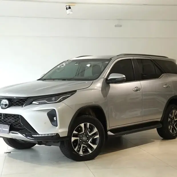 Toyota HILUX SW4 2.8 D-4D TURBO DIESEL SRX PLATINUM 7L 4X4 AUTOMÁTICO