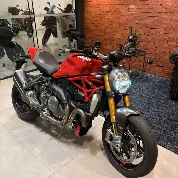 Ducati Monster 1200 S