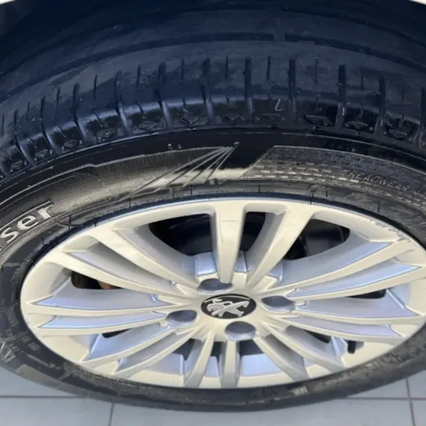 Peugeot 208 1.2 ALLURE 12V FLEX 4P MANUAL