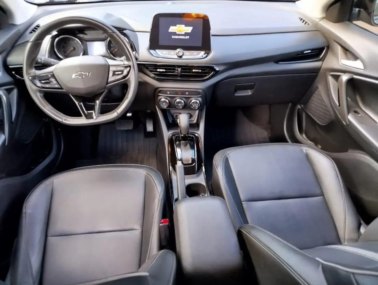 galeria TRACKER MIDNIGHT AT 1.0T