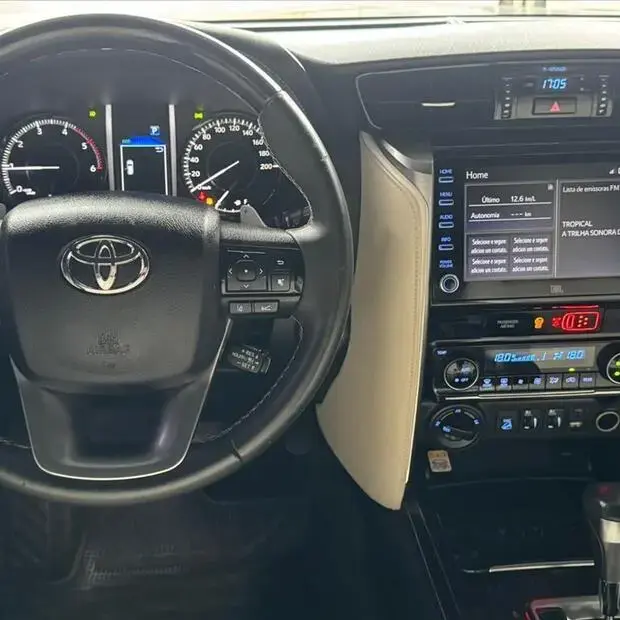 Toyota HILUX SW4 2.8 D-4D TURBO DIESEL DIAMOND 7L 4X4 AUTOMÁTICO