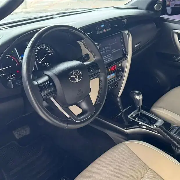 Toyota HILUX SW4 2.8 D-4D TURBO DIESEL DIAMOND 7L 4X4 AUTOMÁTICO