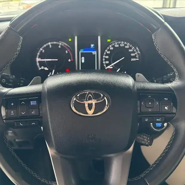 Toyota HILUX SW4 2.8 D-4D TURBO DIESEL DIAMOND 7L 4X4 AUTOMÁTICO