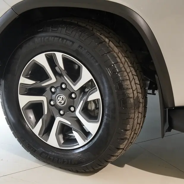 Toyota HILUX SW4 2.8 D-4D TURBO DIESEL DIAMOND 7L 4X4 AUTOMÁTICO
