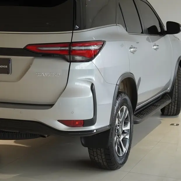 Toyota HILUX SW4 2.8 D-4D TURBO DIESEL DIAMOND 7L 4X4 AUTOMÁTICO