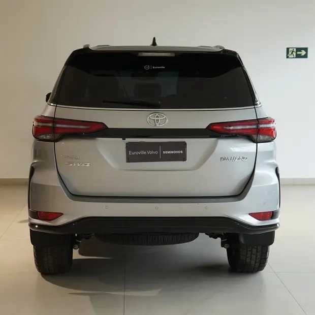 Toyota HILUX SW4 2.8 D-4D TURBO DIESEL DIAMOND 7L 4X4 AUTOMÁTICO