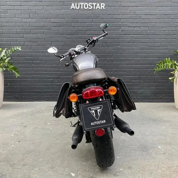 Triumph Bonneville T120 Black