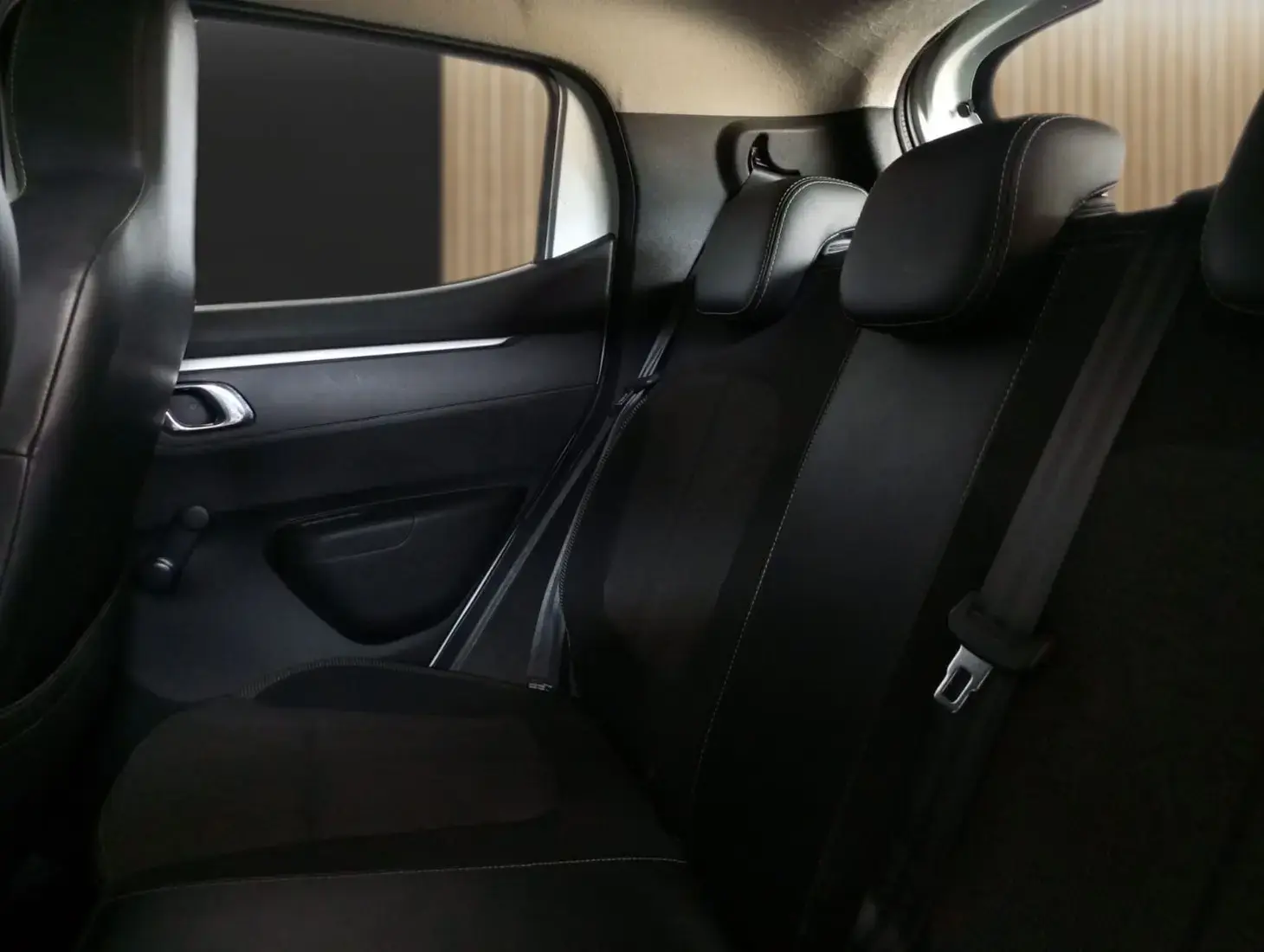 galeria KWID OUTSIDER 1.0 Flex 12V 5p Mec.