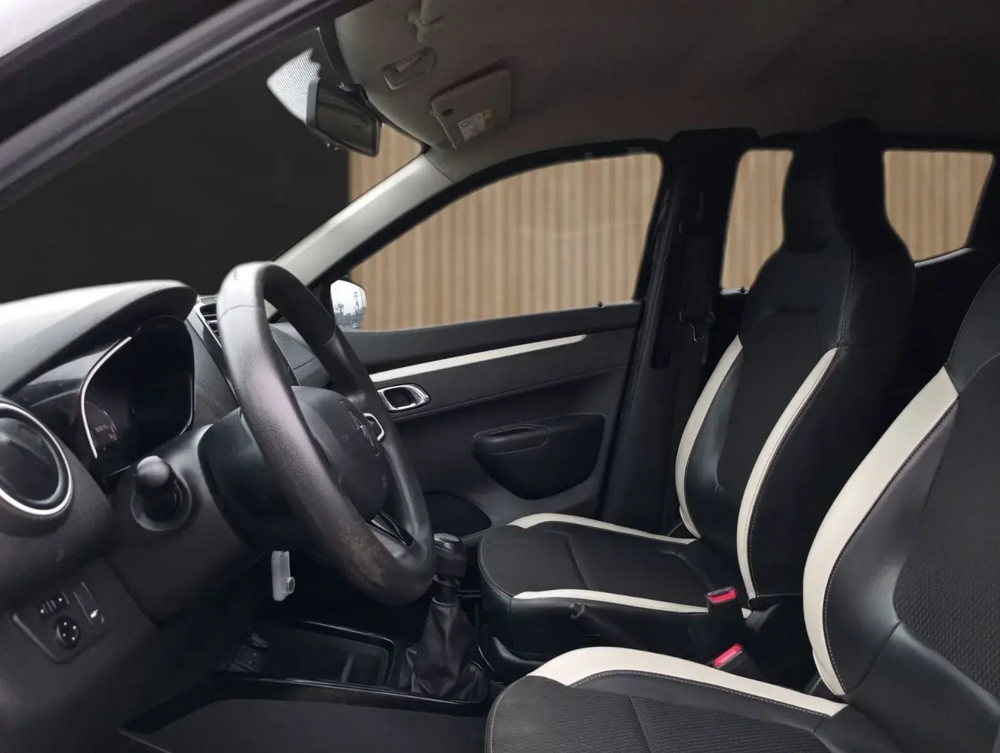 galeria KWID Intense 1.0 Flex 12V 5p Mec.