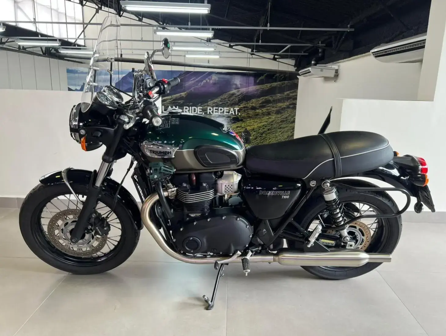 galeria Bonneville T100