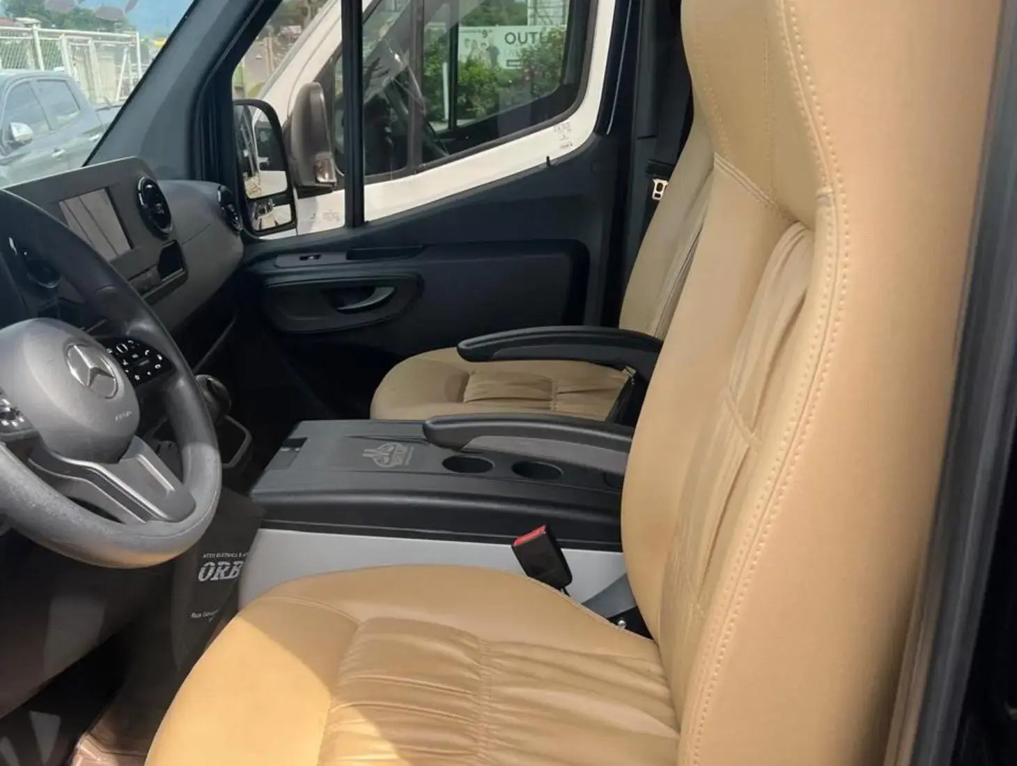 galeria SPRINTER 416 VAN EXECUTIVA 8+1 LUGARES