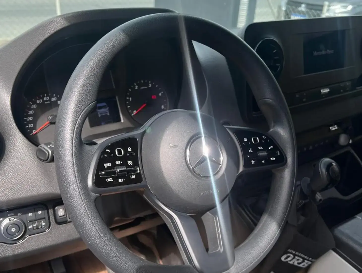 galeria SPRINTER 416 VAN EXECUTIVA 8+1 LUGARES