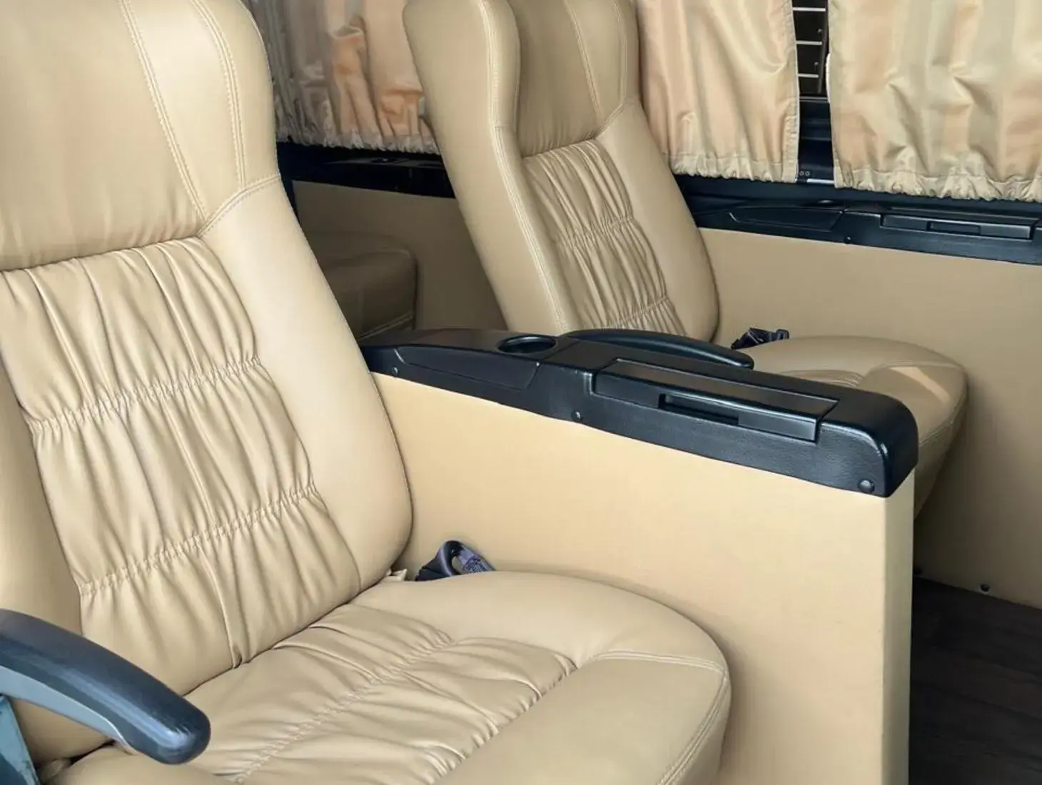 galeria SPRINTER 416 VAN EXECUTIVA 8+1 LUGARES