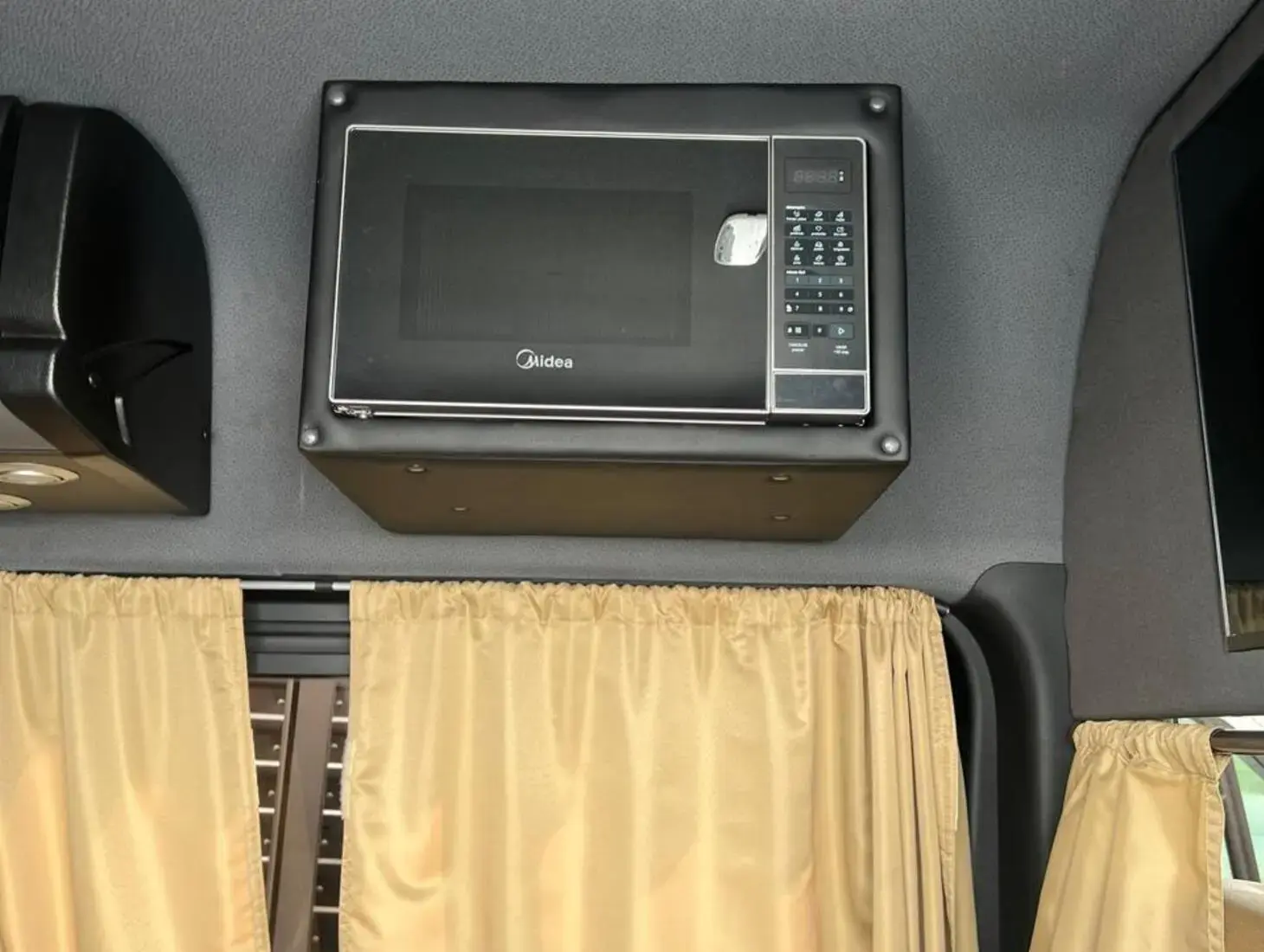 galeria SPRINTER 416 VAN EXECUTIVA 8+1 LUGARES