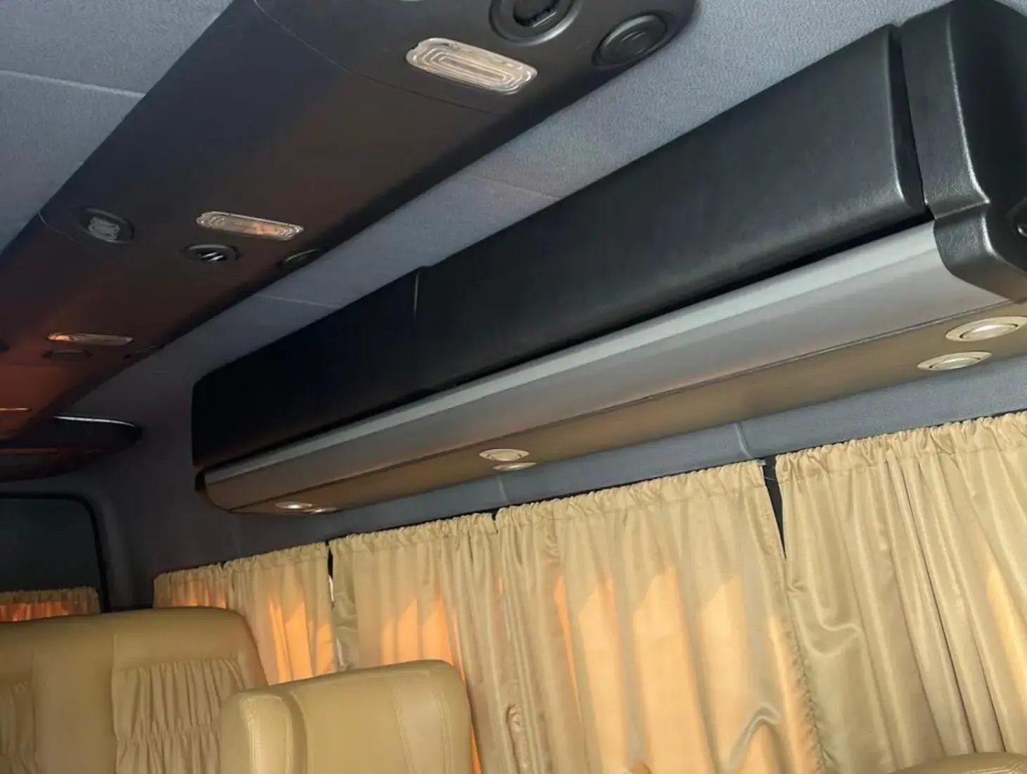 galeria SPRINTER 416 VAN EXECUTIVA 8+1 LUGARES