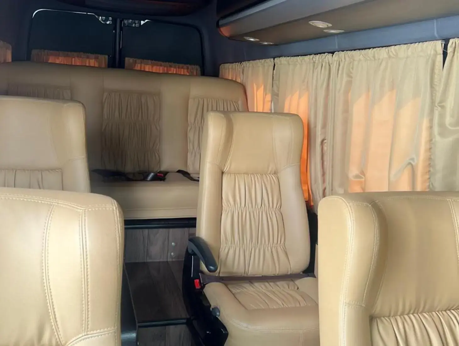 galeria SPRINTER 416 VAN EXECUTIVA 8+1 LUGARES