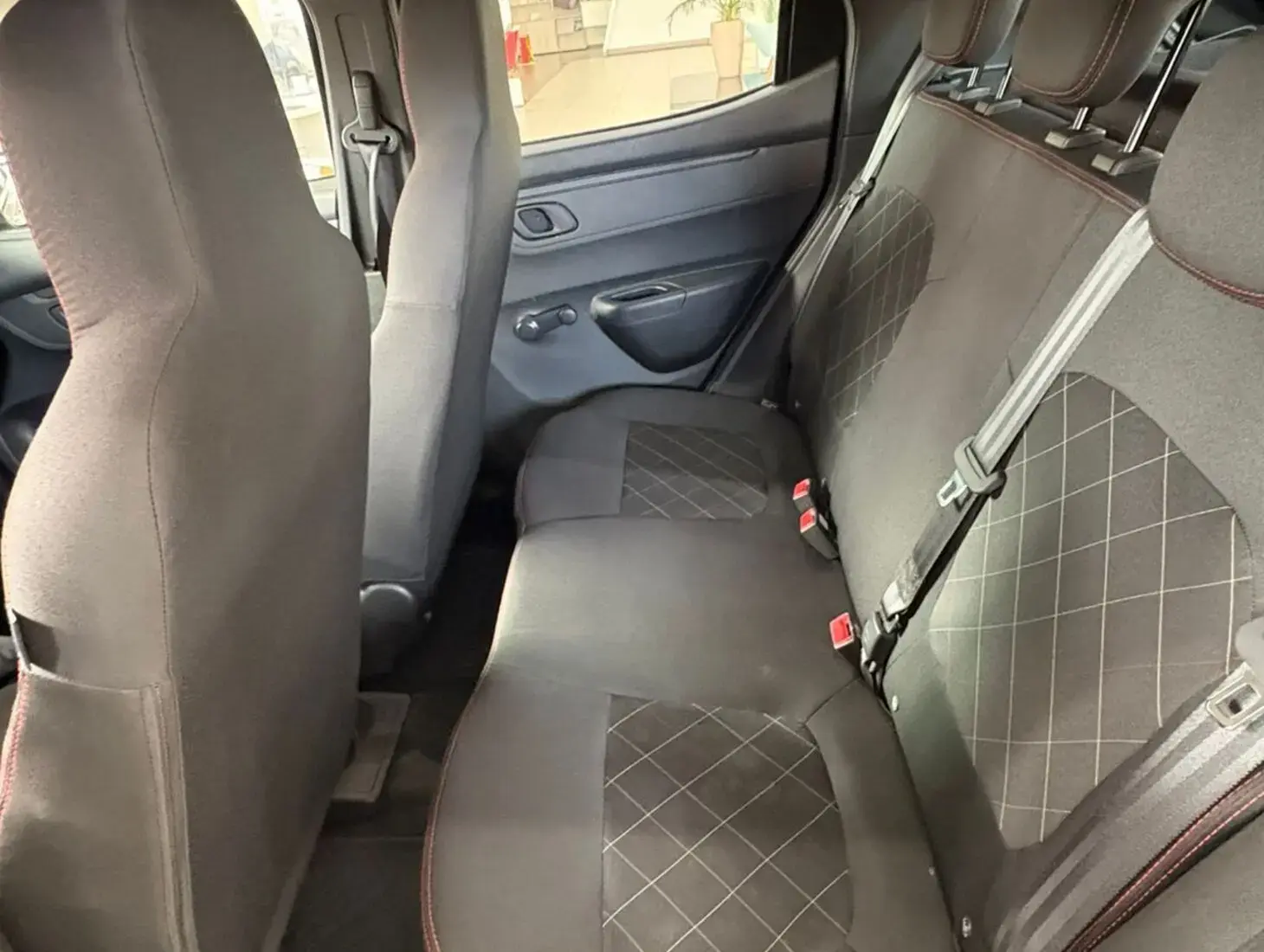 galeria KWID ZEN 1.0 MT