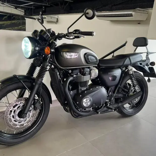 Triumph Bonneville T100 T 100 Black