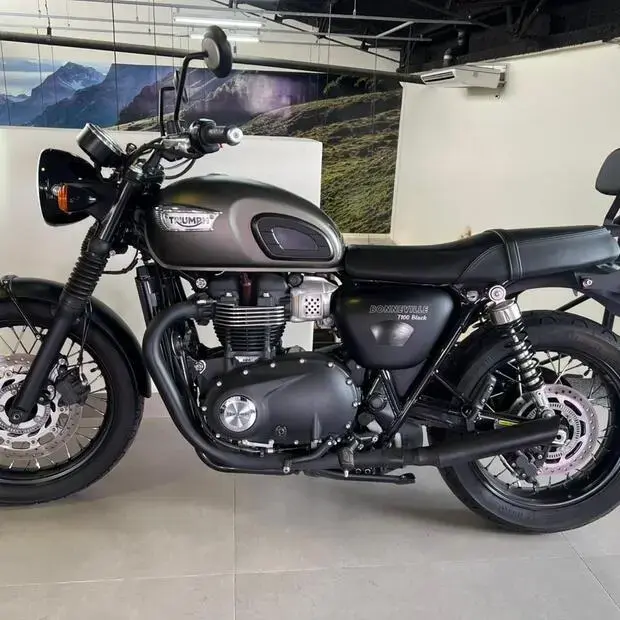Triumph Bonneville T100 T 100 Black