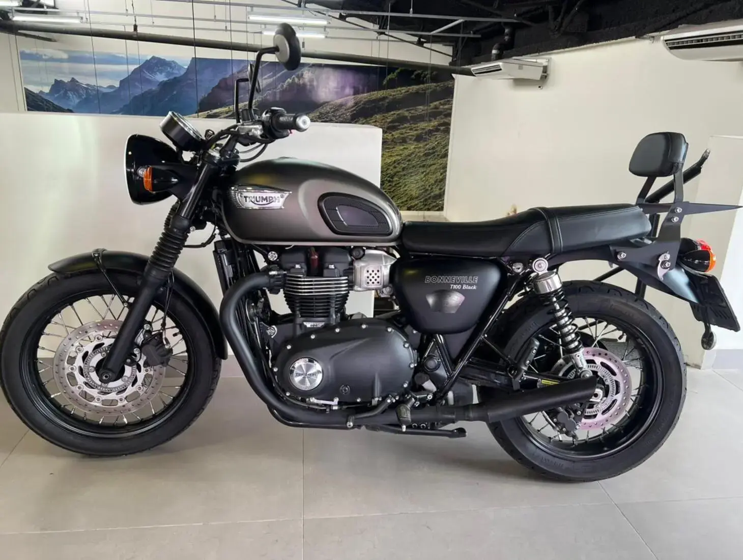 galeria Bonneville T100