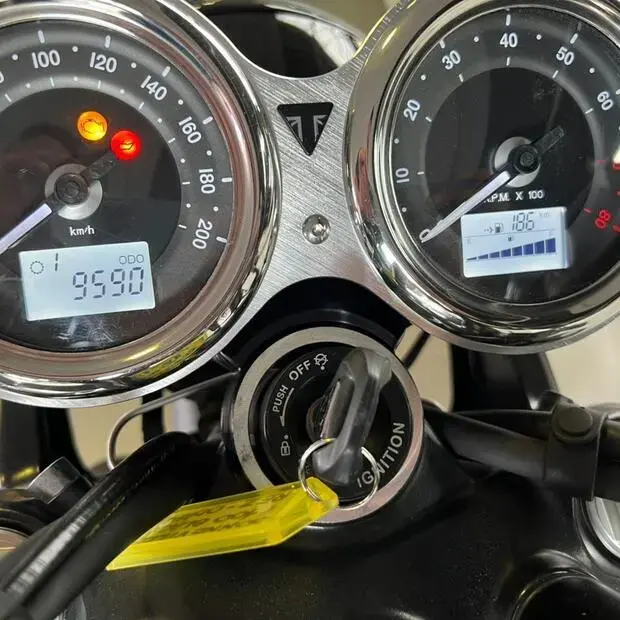 Triumph Bonneville T100 T 100 Black