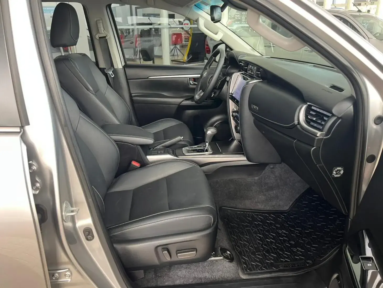 galeria SW4 SRX 7 LUGARES 2.8 4X4