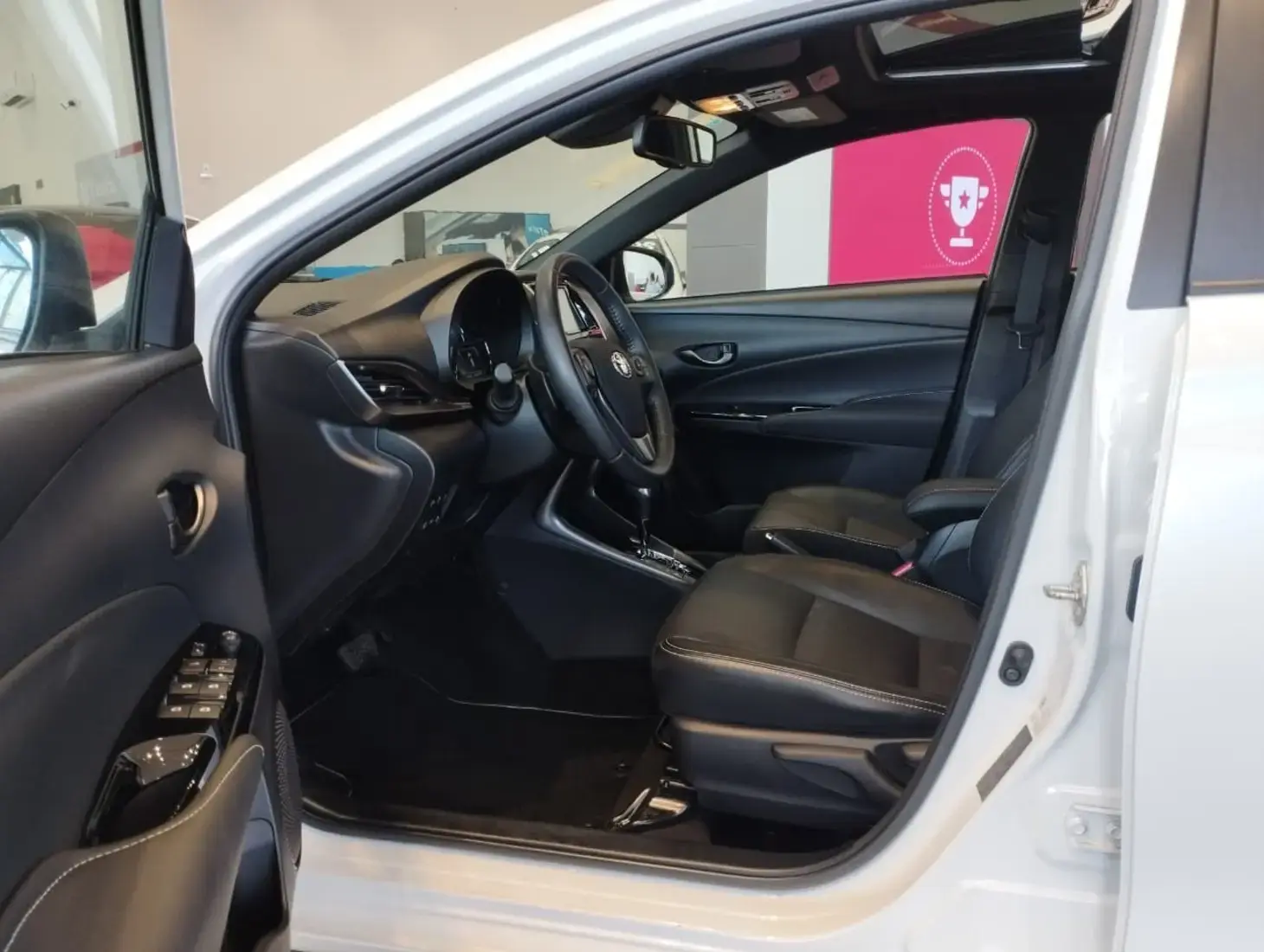 galeria TOYOTA YARIS XLS HATCH