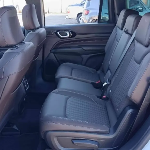 Jeep COMMANDER 2.2 TURBO DIESEL OVERLAND AT9