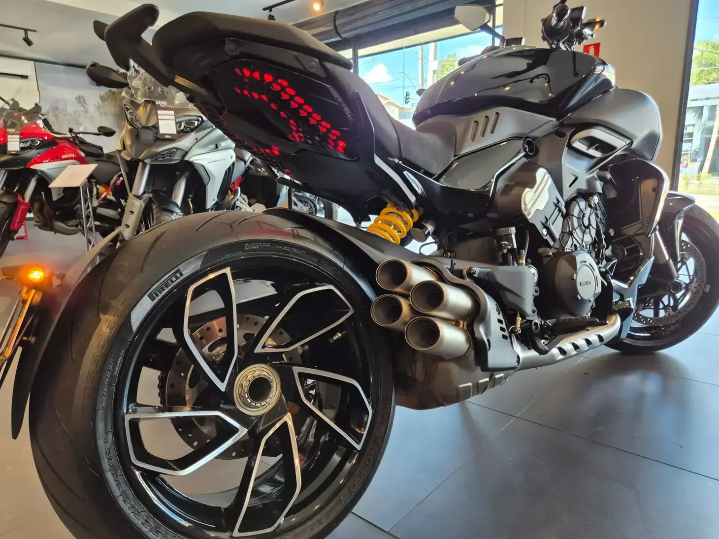 galeria DUCATI DIAVEL V4
