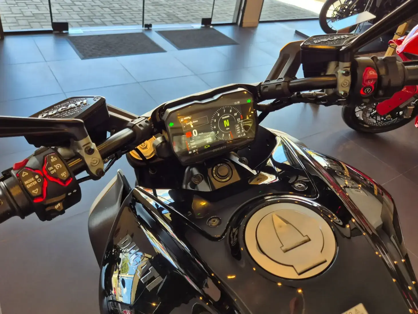 galeria DUCATI DIAVEL V4