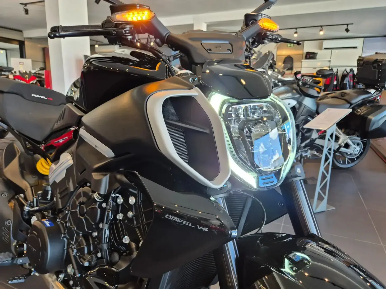 galeria DUCATI DIAVEL V4