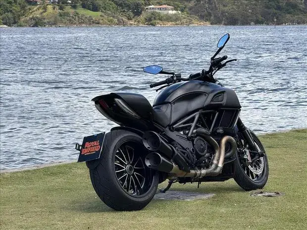 Ducati DIAVEL DARK